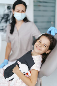 Si buscas un dentista para niños en Castellar Oliveral o Pinedo, en la clínica dental de Mar Adell ofrecemos un espacio seguro, alegre y adaptado a los más pequeños para que su primera visita sea una experiencia positiva y sin miedos.